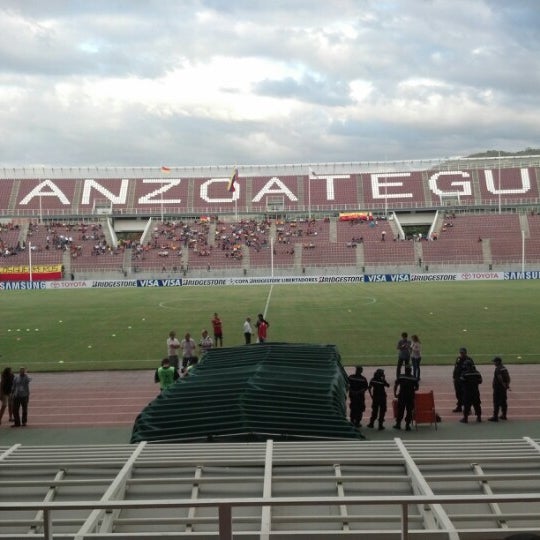 Photo taken at Estadio Olímpico Gral. José Antonio Anzoátegui by Oscar B. on 1/29/2013