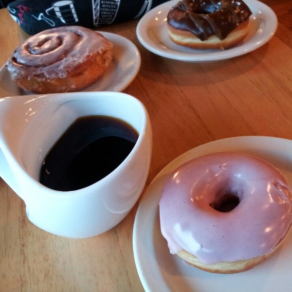 Снимок сделан в YoYo Donuts &amp; Coffee Bar пользователем Kris C. 3/10/2013