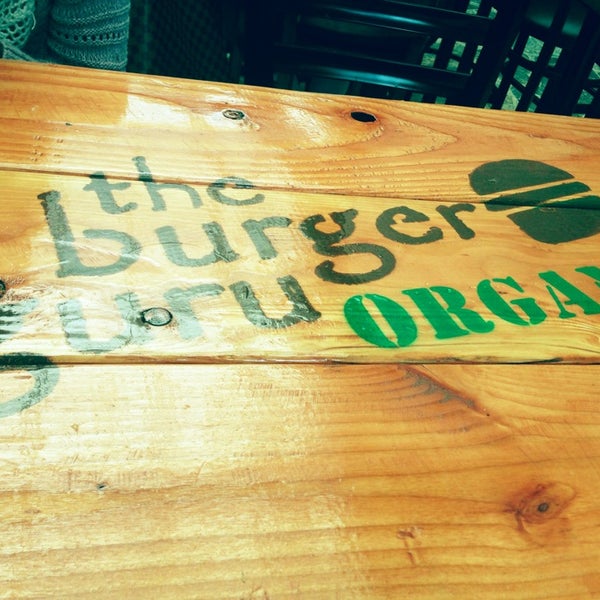 Foto scattata a The Burger Guru da Paige M. il 6/16/2013