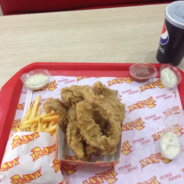 Photo taken at Henny Fried Chicken by Esraaa on 12/5/2013