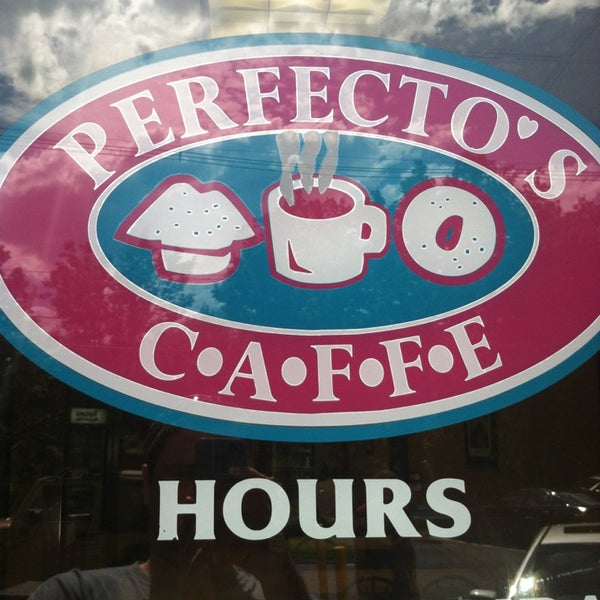 รูปภาพถ่ายที่ Perfecto&#39;s Caffe โดย Shawn D. เมื่อ 8/10/2013