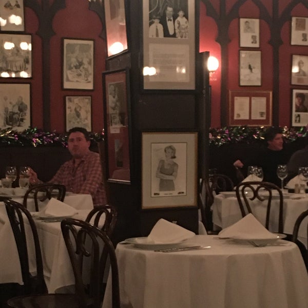 Foto diambil di Antoine&#39;s Restaurant oleh Douglas B. pada 1/31/2020