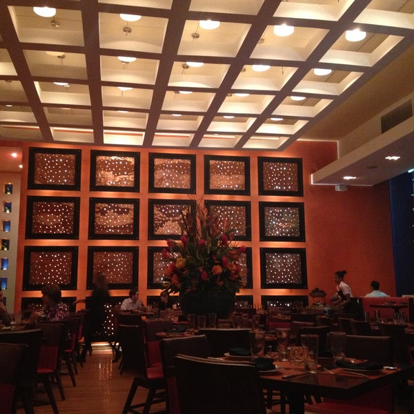 Photo taken at Rosa Mexicano Panamá by Adan R. on 5/3/2013