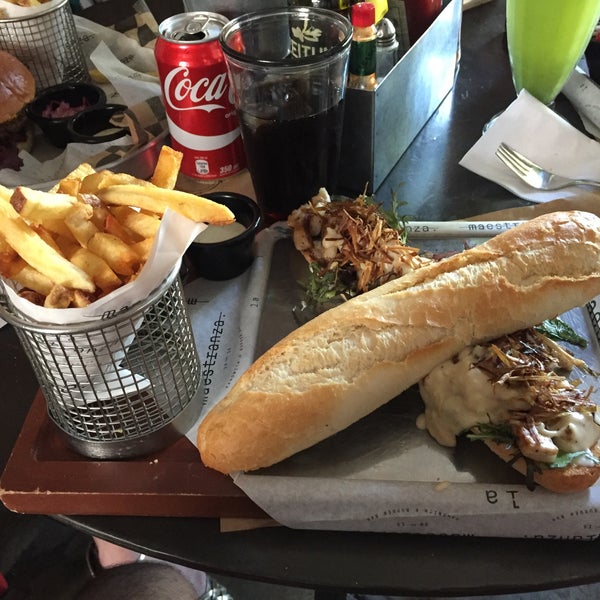 Foto diambil di La Maestranza Sandwich &amp; Burger Bar oleh jhenk pada 4/2/2017