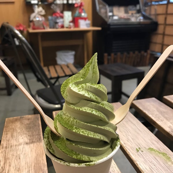 12/23/2018 tarihinde Phyllisziyaretçi tarafından Tea Master Matcha Cafe and Green Tea Shop'de çekilen fotoğraf