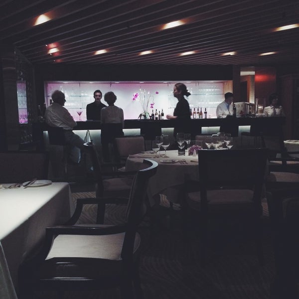 Foto diambil di Five Sails Restaurant oleh Chairman T. pada 10/18/2014