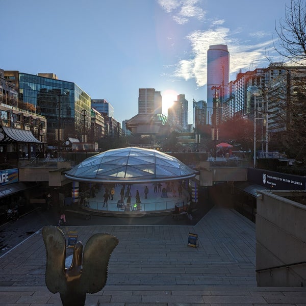 Foto tirada no(a) Robson Square por Chairman T. em 1/29/2023