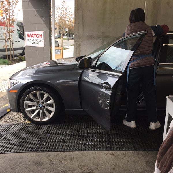 Century Hand Car Wash Mt. Pleasant'da Araba Yıkama ve Detay