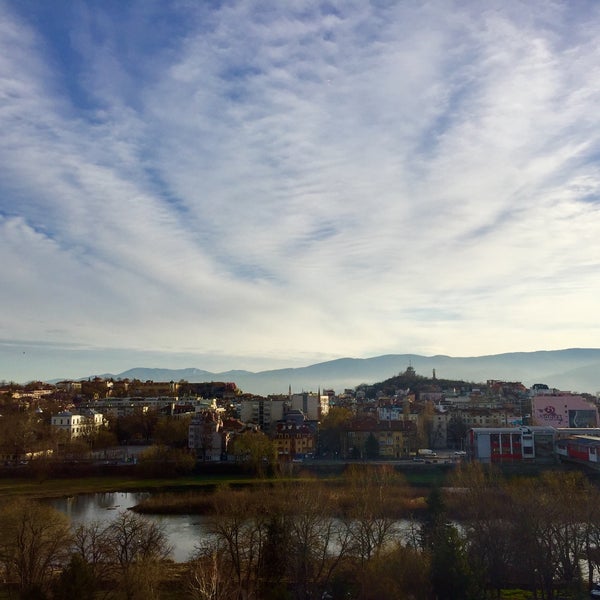 Foto tomada en Grand Hotel Plovdiv  por 𝐌𝐎𝐍𝐓𝐀𝐍𝐀 𝐁𝐑𝐎𝐓𝐇𝐄𝐑’𝐒 𝐍𝐀𝐑𝐆İ𝐋𝐄 el 12/31/2017