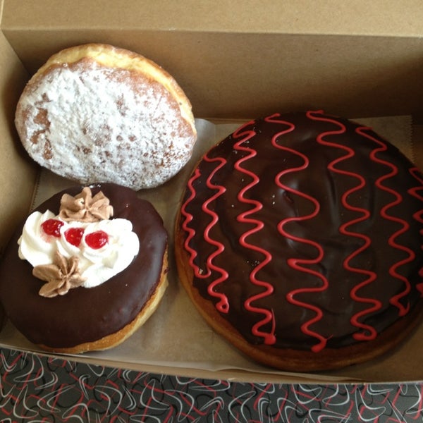 Foto scattata a Donuts Delite / Salvatore&#39;s Old Fashioned Pizzeria da Leslie R. il 2/25/2013