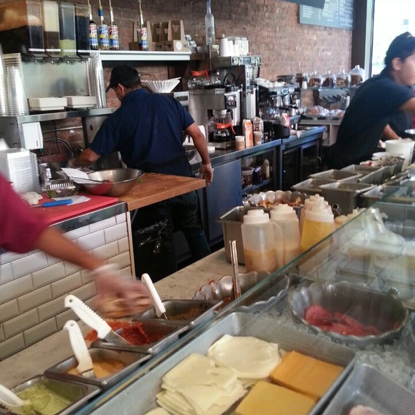Foto scattata a Benvenuto Cafe Tribeca da Fitz M. il 10/18/2013