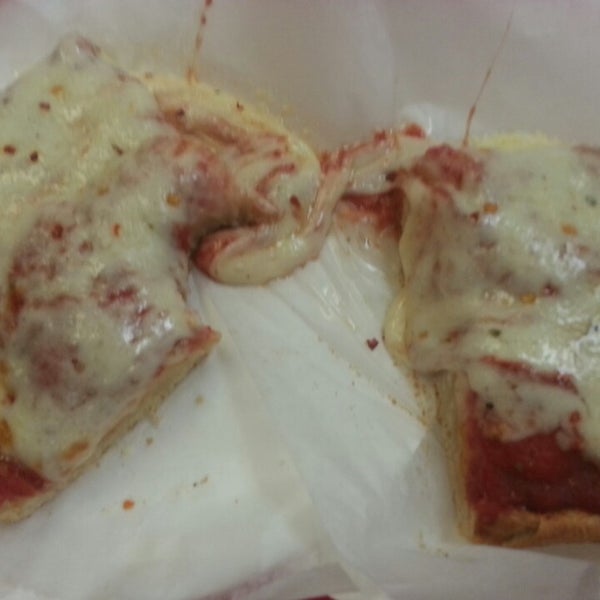 6/30/2013 tarihinde Fitz M.ziyaretçi tarafından Tony Oravio Pizza'de çekilen fotoğraf