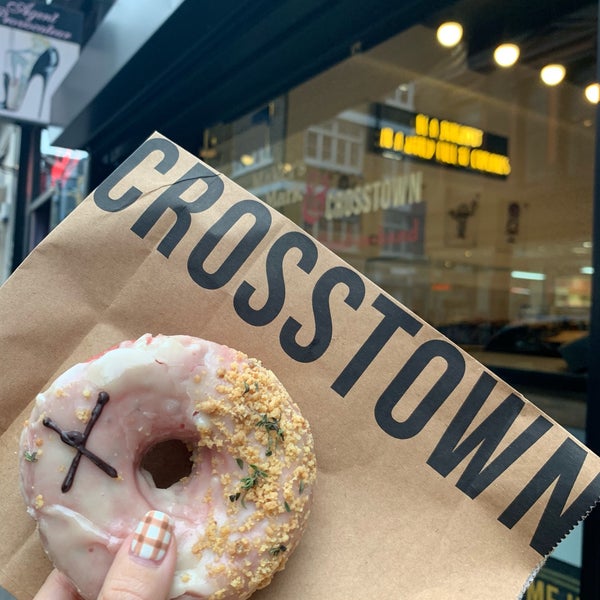 Foto diambil di Crosstown Doughnuts &amp; Coffee oleh Eunice Y. pada 10/21/2019