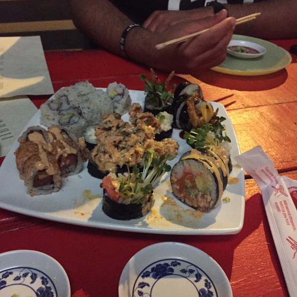 Foto tomada en WuWu Sushi  por Merve M. el 5/18/2015