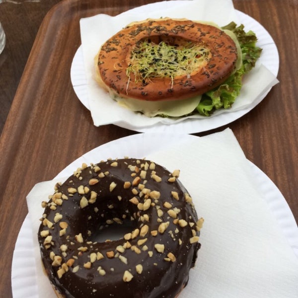 Photo taken at Budapest Bagel Kálvin by Jucus L. on 5/4/2015