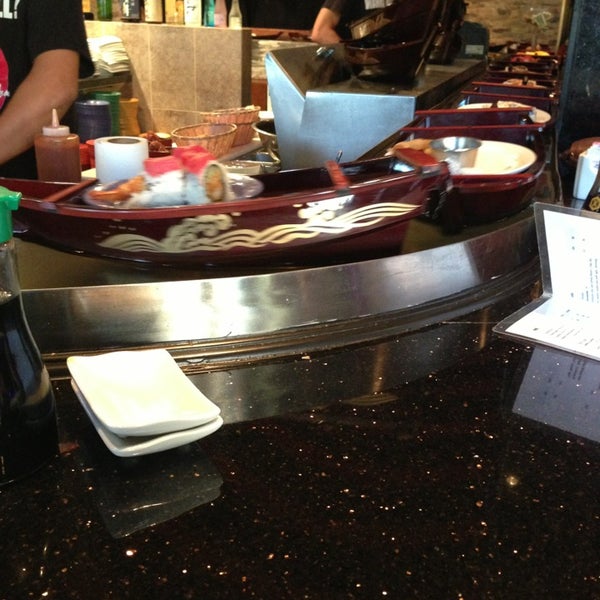 Foto tirada no(a) Ninja Spinning Sushi Bar por Rola H. em 3/31/2013