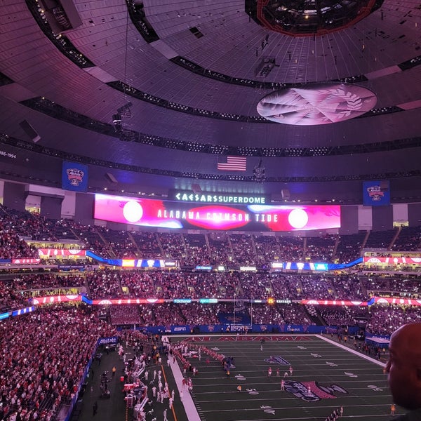 รูปภาพถ่ายที่ Caesars Superdome โดย Mike เมื่อ 12/31/2022