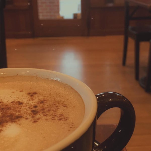 Foto diambil di Greenberry&#39;s Coffee &amp; Tea oleh Reem pada 11/11/2019