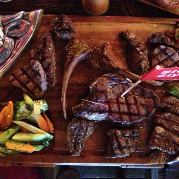 Foto scattata a Beeves Steakhouse da Merve O. il 8/2/2013