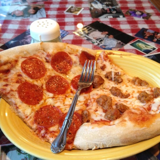 รูปภาพถ่ายที่ Tino&#39;s Pizzeria โดย Derek A. เมื่อ 11/27/2012