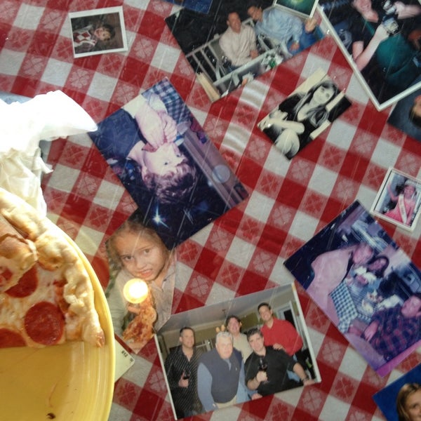 รูปภาพถ่ายที่ Tino&#39;s Pizzeria โดย Derek A. เมื่อ 6/20/2013