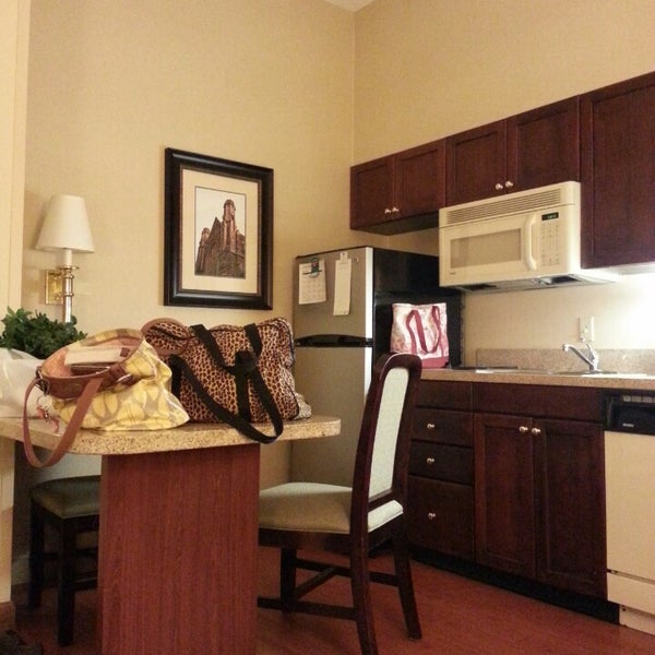 Foto tomada en Homewood Suites by Hilton  por Lori R. el 5/26/2013