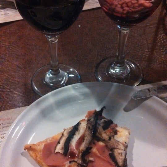 Photo taken at Italia al Forno (Pizzas a la Leña, Vinos, Bar) by Jonathan S. on 4/18/2014