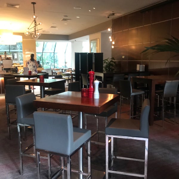 Foto diambil di Mundo Restaurant &amp; Bar oleh Alan C. pada 1/8/2019