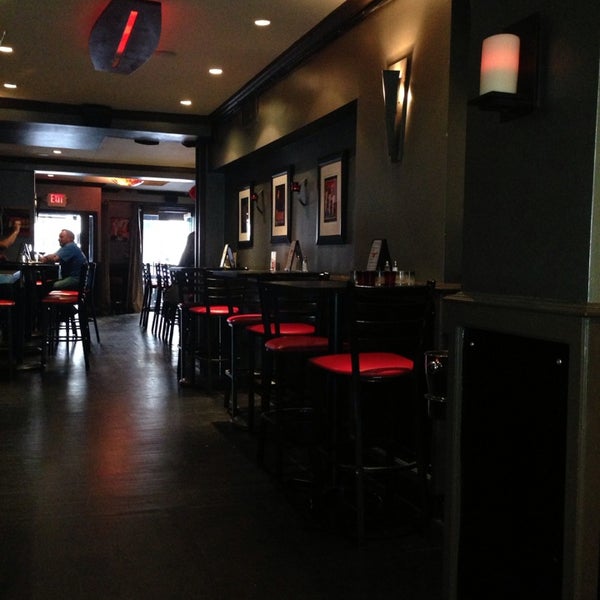 Das Foto wurde bei Red 58 Restaurant &amp; Wine Bar von Jan C. am 6/22/2013 aufgenommen