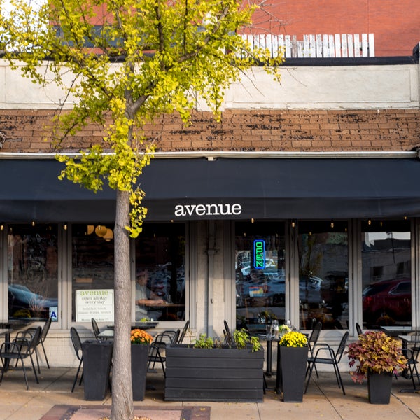 รูปภาพถ่ายที่ Avenue Restaurant โดย Avenue Restaurant เมื่อ 11/10/2017