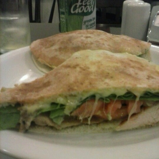 Photo taken at Garota Paulista Burger &amp; Salad by Fernando Y. on 3/5/2013