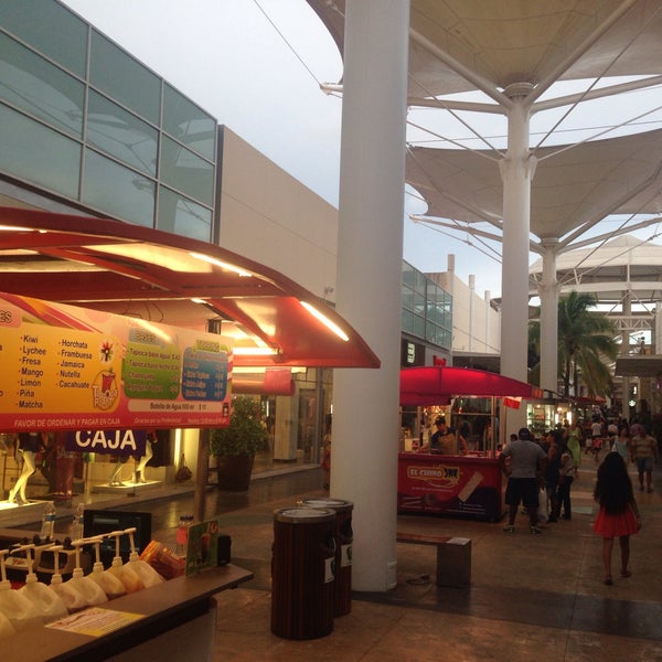 9/6/2015 tarihinde Israel L.ziyaretçi tarafından Las Plazas Outlet'de çekilen fotoğraf