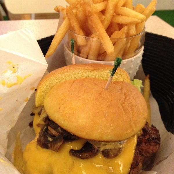 4/22/2013にWynnがOmakase Burgerで撮った写真