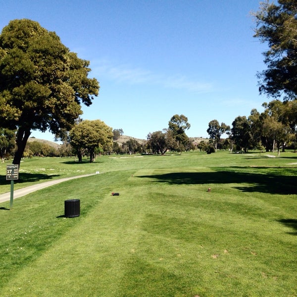 รูปภาพถ่ายที่ Peacock Gap Golf Club โดย Michael M. เมื่อ 3/10/2014