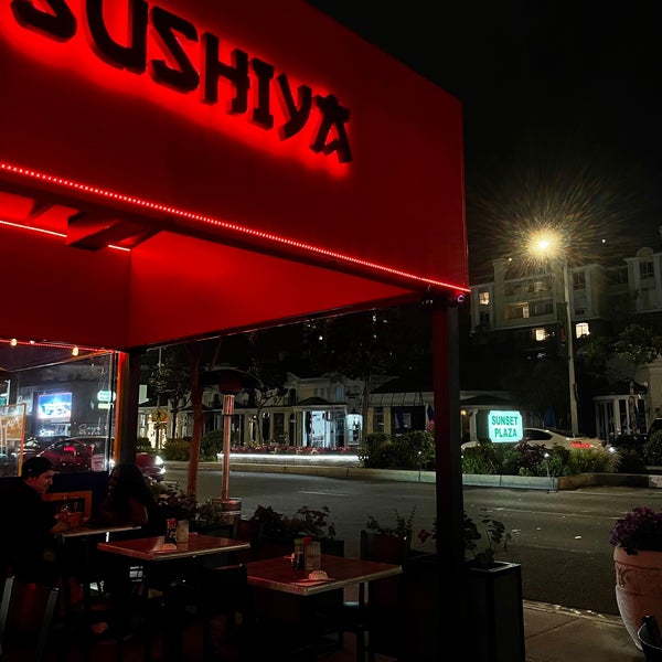 Foto tirada no(a) Sushiya on Sunset por Turki em 5/26/2022