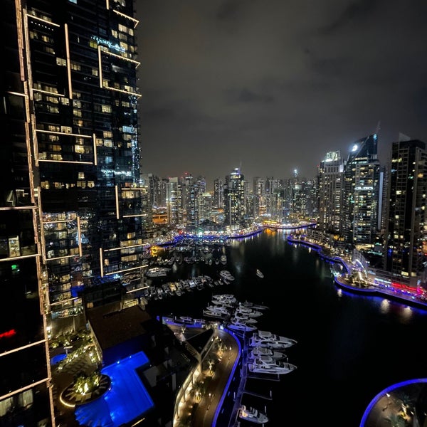 Foto scattata a Dubai Marriott Harbour Hotel &amp; Suites da T il 1/16/2022