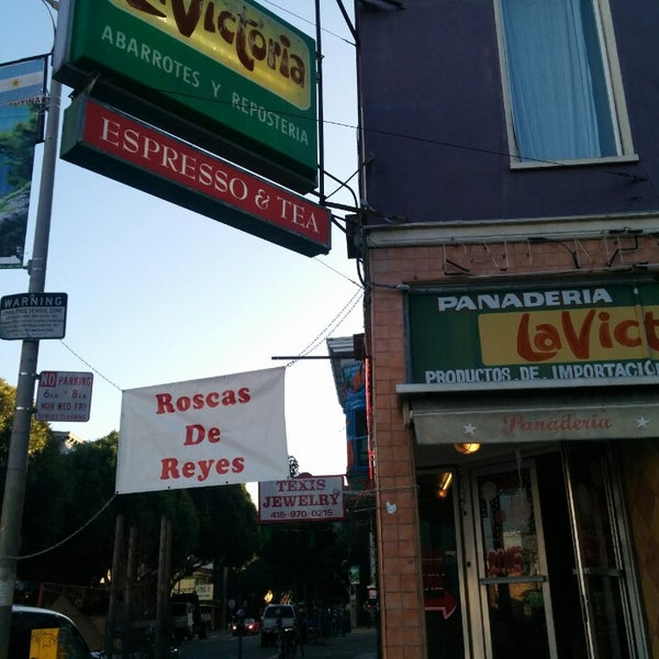 Foto tirada no(a) La Victoria Mexican Bakery &amp; Cafe por meli. em 1/6/2015