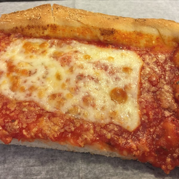 Снимок сделан в Rizzo&#39;s Fine Pizza пользователем Ryan Y. 4/14/2017