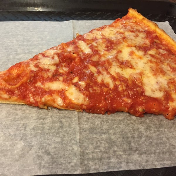 Снимок сделан в Rizzo&#39;s Fine Pizza пользователем Ryan Y. 8/20/2016
