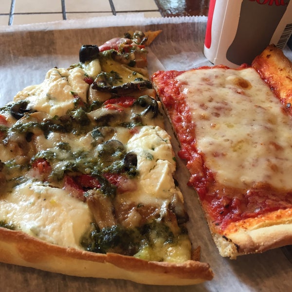 รูปภาพถ่ายที่ Rizzo&#39;s Fine Pizza โดย Ryan Y. เมื่อ 6/24/2017
