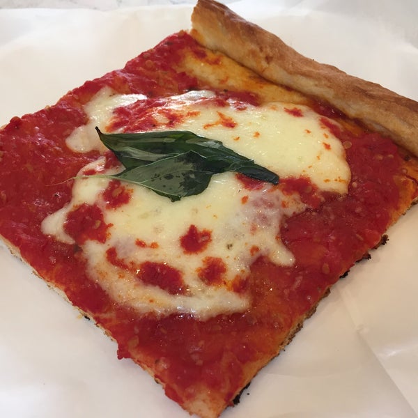 Das Foto wurde bei Polito&#39;s Pizza von Ryan Y. am 4/16/2016 aufgenommen