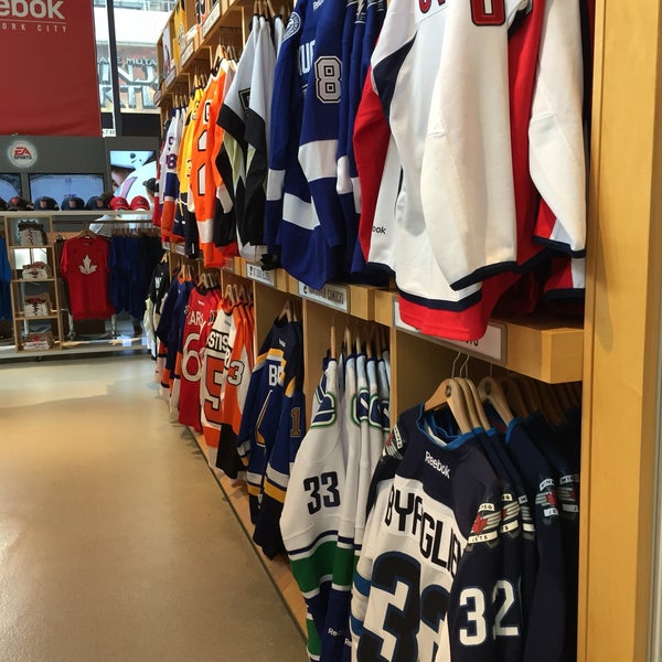 รูปภาพถ่ายที่ NHL Store NYC โดย Ryan Y. เมื่อ 6/4/2016