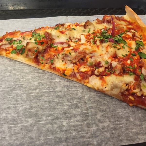 Снимок сделан в Rizzo&#39;s Fine Pizza пользователем Ryan Y. 4/24/2016