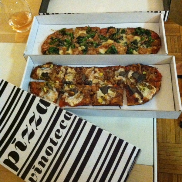 Foto scattata a Pizza Vinoteca da Jnut T. il 4/12/2014