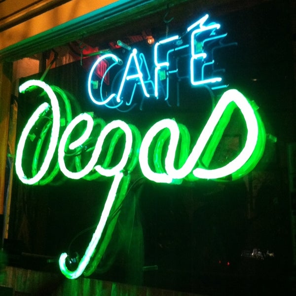 5/3/2013 tarihinde Michael B.ziyaretçi tarafından Cafe Degas'de çekilen fotoğraf