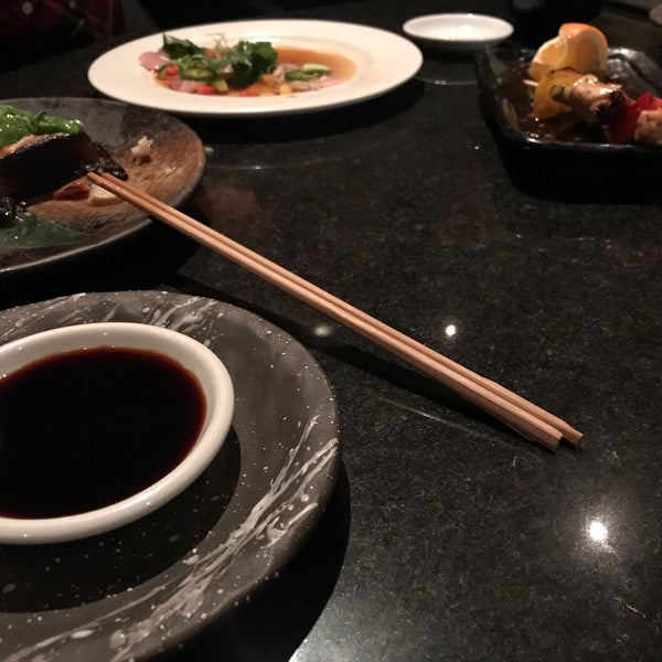 Foto diambil di Sushi Den oleh Aziz M. pada 1/10/2019