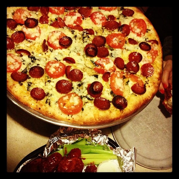 Снимок сделан в Galla&#39;s Pizza пользователем Ben G. 2/2/2013