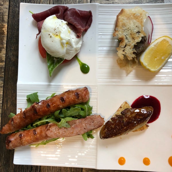 Foto diambil di Andreas Italian Restaurant &amp; Grill oleh Ou S. pada 6/11/2019