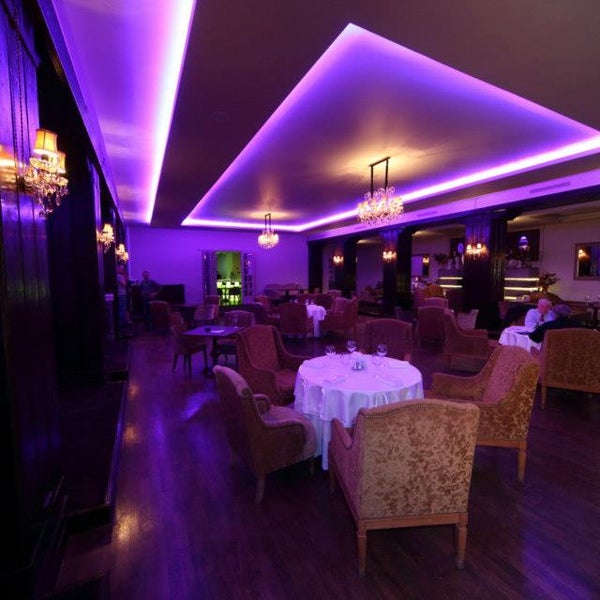 Основной зал ресторана "АRХИТЕКТОR" больше похож на респектабельную гостиную: торшеры, комфортные кресла и диваны, мраморный камин, сцена со старинным пианино.