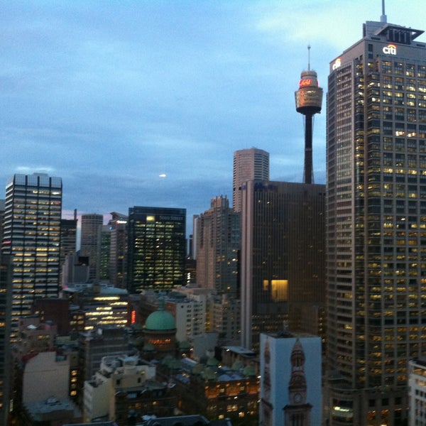 Foto diambil di Fraser Suites Sydney oleh TG pada 4/17/2013
